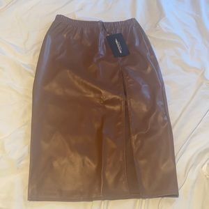 Camel faux leather skirt with high slit